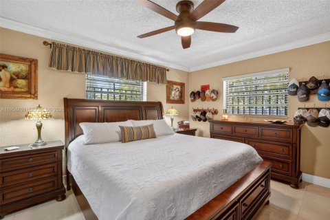 House in Miami, Florida 4 bedrooms, 238.57 sq.m. № 2020056 - photo 22