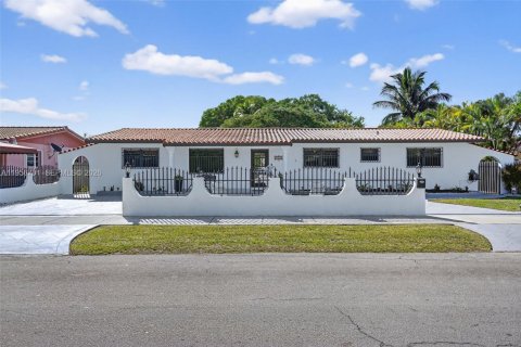 House in Miami, Florida 4 bedrooms, 238.57 sq.m. № 2020056 - photo 3