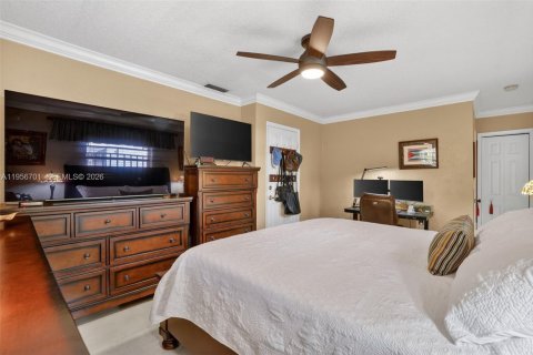 House in Miami, Florida 4 bedrooms, 238.57 sq.m. № 2020056 - photo 23