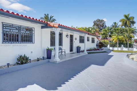 House in Miami, Florida 4 bedrooms, 238.57 sq.m. № 2020056 - photo 5