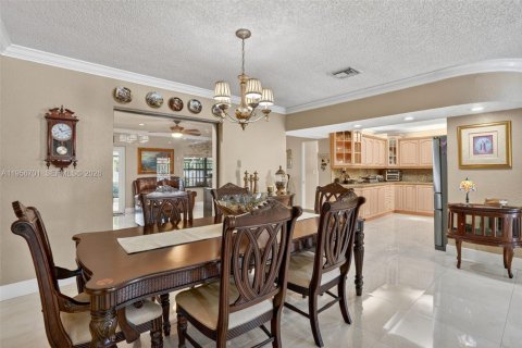 House in Miami, Florida 4 bedrooms, 238.57 sq.m. № 2020056 - photo 10