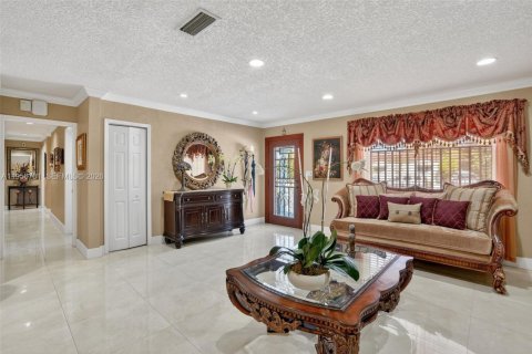 House in Miami, Florida 4 bedrooms, 238.57 sq.m. № 2020056 - photo 8