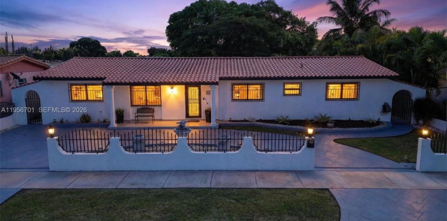 House in Miami, Florida 4 bedrooms, 238.57 sq.m. № 2020056