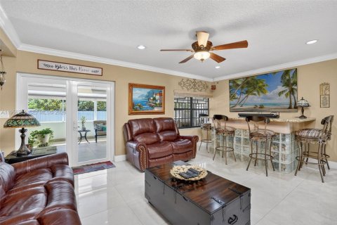 House in Miami, Florida 4 bedrooms, 238.57 sq.m. № 2020056 - photo 15