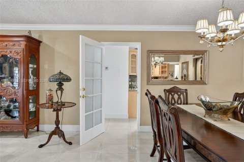 House in Miami, Florida 4 bedrooms, 238.57 sq.m. № 2020056 - photo 27