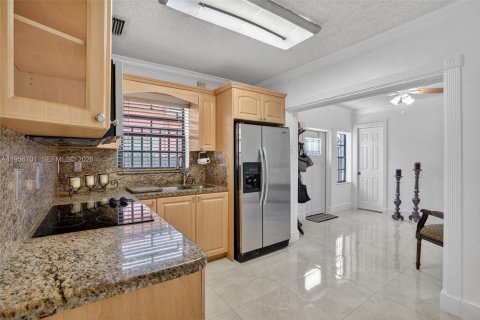 House in Miami, Florida 4 bedrooms, 238.57 sq.m. № 2020056 - photo 28