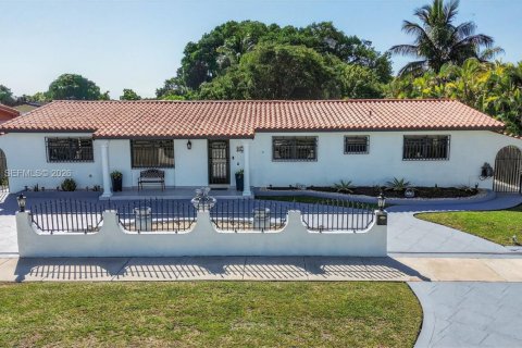 House in Miami, Florida 4 bedrooms, 238.57 sq.m. № 2020056 - photo 2