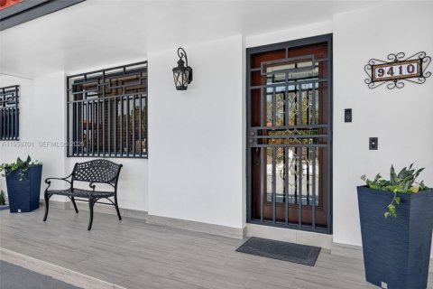 House in Miami, Florida 4 bedrooms, 238.57 sq.m. № 2020056 - photo 6