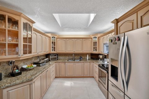 House in Miami, Florida 4 bedrooms, 238.57 sq.m. № 2020056 - photo 11