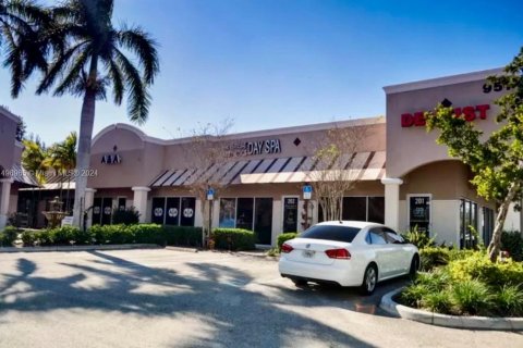 Immobilier commercial à louer à West Palm Beach, Floride № 880664 - photo 1