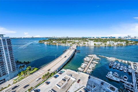 Купить кондоминиум в Норт-Бей-Виллидж, Флорида 2 спальни, 95.69м2, № 1955498 - фото 16