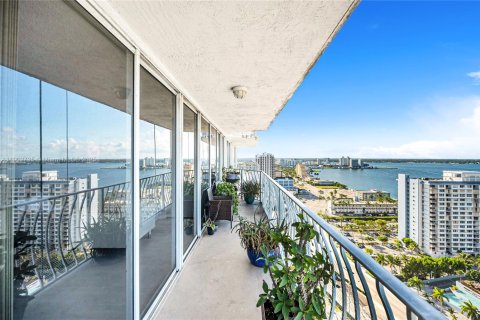 Купить кондоминиум в Норт-Бей-Виллидж, Флорида 2 спальни, 95.69м2, № 1955498 - фото 2