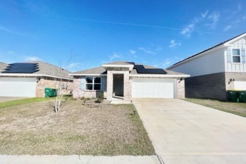 House in Crestview, Florida 4 bedrooms, 171.96 sq.m. № 559513 - photo 1