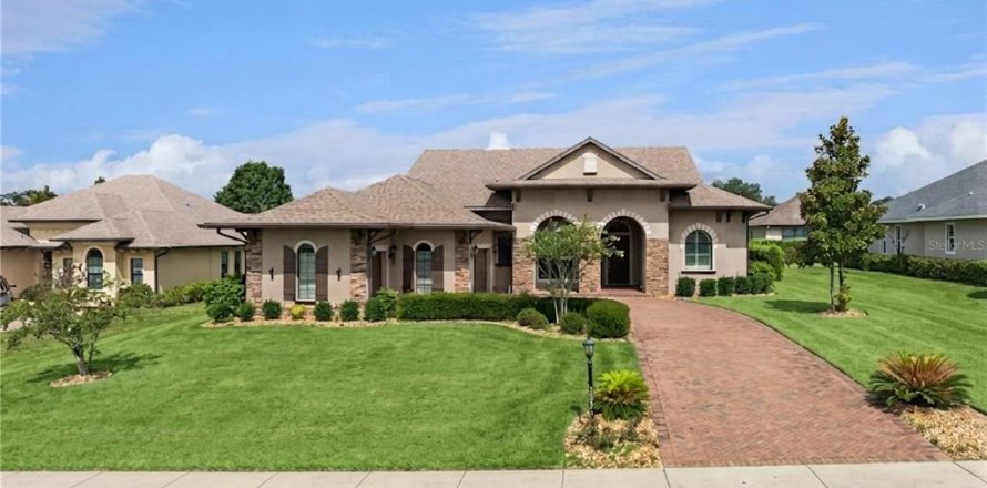 House in Lady Lake, Florida 3 bedrooms, 233.37 sq.m. № 2284502