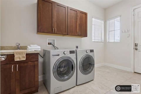 House in Lady Lake, Florida 3 bedrooms, 233.37 sq.m. № 2284502 - photo 8