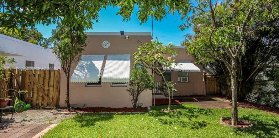 Propiedad comercial en Hollywood, Florida 100.89 m2 № 1969225