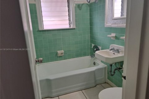 Propiedad comercial en venta en Hollywood, Florida, 100.89 m2 № 1969225 - foto 16