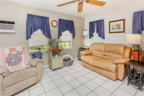 Propiedad comercial en venta en Hollywood, Florida, 100.89 m2 № 1969225 - foto 4