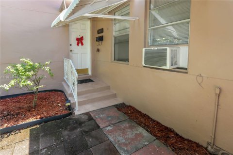 Propiedad comercial en venta en Hollywood, Florida, 100.89 m2 № 1969225 - foto 19