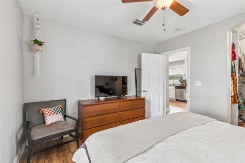 House in Tampa, Florida 4 bedrooms, 144.37 sq.m. № 2142643 - photo 12