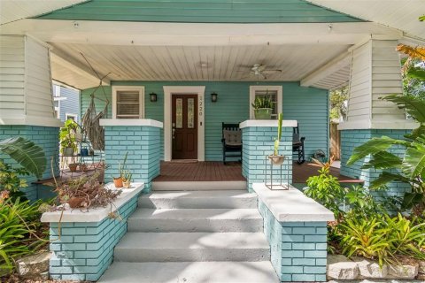 House in Tampa, Florida 4 bedrooms, 144.37 sq.m. № 2142643