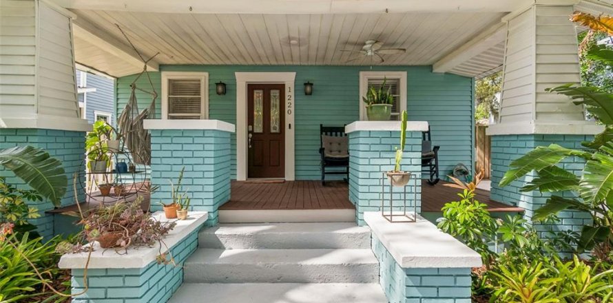 House in Tampa, Florida 4 bedrooms, 144.37 sq.m. № 2142643