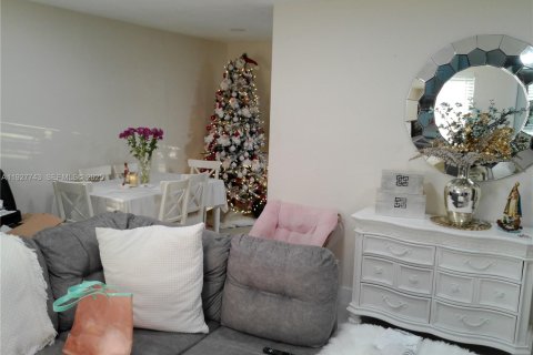 Casa en venta en Miami, Florida, 5 dormitorios, 242.47 m2 № 1987513 - foto 7