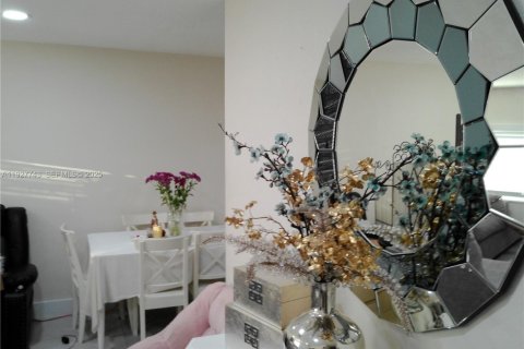 Casa en venta en Miami, Florida, 5 dormitorios, 242.47 m2 № 1987513 - foto 9