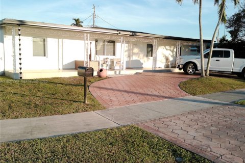 Casa en venta en Miami, Florida, 5 dormitorios, 242.47 m2 № 1987513 - foto 2