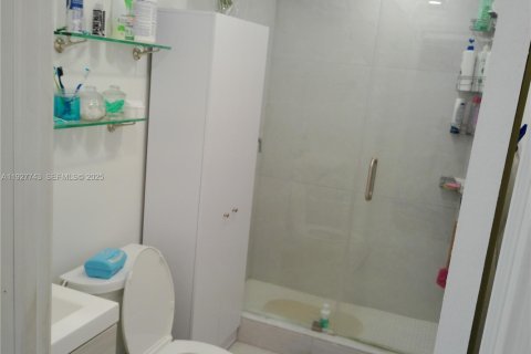 Casa en venta en Miami, Florida, 5 dormitorios, 242.47 m2 № 1987513 - foto 5