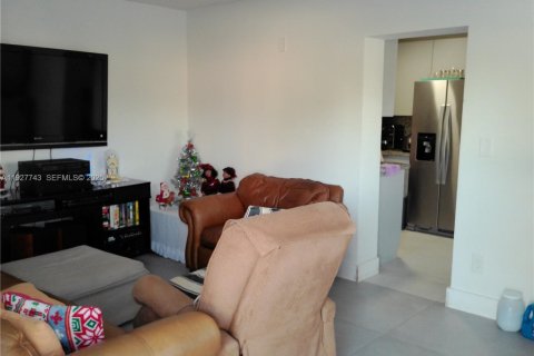 Casa en venta en Miami, Florida, 5 dormitorios, 242.47 m2 № 1987513 - foto 3