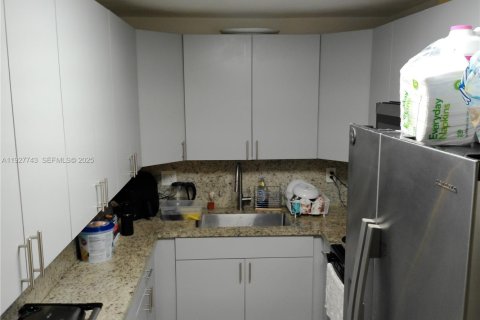 Casa en venta en Miami, Florida, 5 dormitorios, 242.47 m2 № 1987513 - foto 8