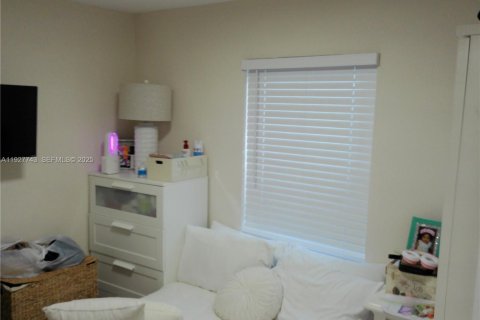 Casa en venta en Miami, Florida, 5 dormitorios, 242.47 m2 № 1987513 - foto 11