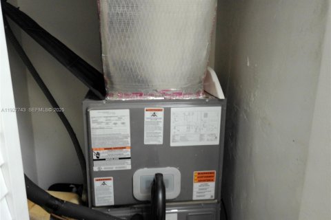 Casa en venta en Miami, Florida, 5 dormitorios, 242.47 m2 № 1987513 - foto 13