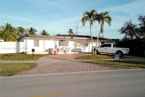 Casa en venta en Miami, Florida, 5 dormitorios, 242.47 m2 № 1987513 - foto 1