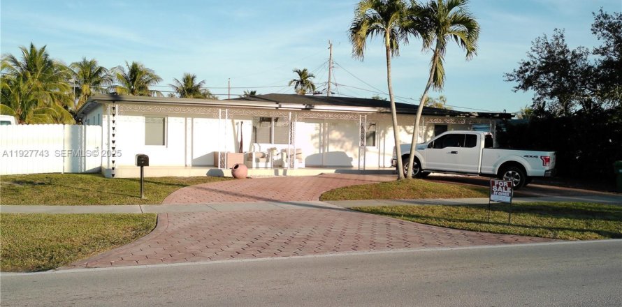 Casa en Miami, Florida 5 dormitorios, 242.47 m2 № 1987513