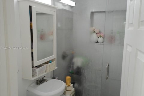 Casa en venta en Miami, Florida, 5 dormitorios, 242.47 m2 № 1987513 - foto 10