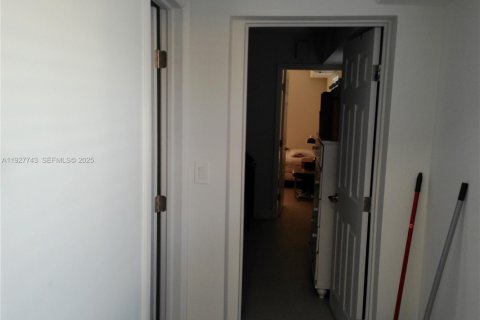 Casa en venta en Miami, Florida, 5 dormitorios, 242.47 m2 № 1987513 - foto 4