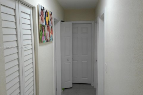 Casa en venta en Miami, Florida, 5 dormitorios, 242.47 m2 № 1987513 - foto 12