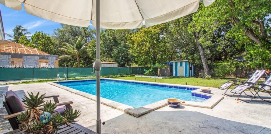 House in North Miami, Florida 3 bedrooms № 1638803