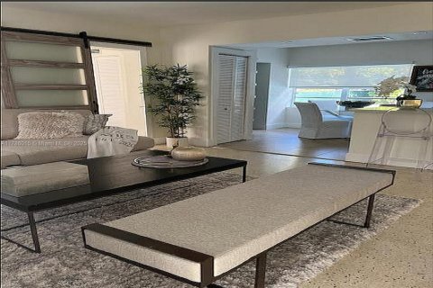 House in North Miami, Florida 3 bedrooms № 1638803 - photo 2