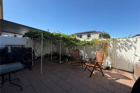 Townhouse in Hialeah, Florida 3 bedrooms, 158.68 sq.m. № 2017454 - photo 13