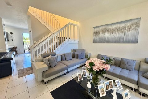Townhouse in Hialeah, Florida 3 bedrooms, 158.68 sq.m. № 2017454 - photo 3