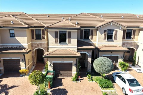 Townhouse in Hialeah, Florida 3 bedrooms, 158.68 sq.m. № 2017454