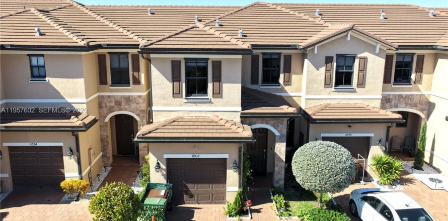 Townhouse in Hialeah, Florida 3 bedrooms, 158.68 sq.m. № 2017454