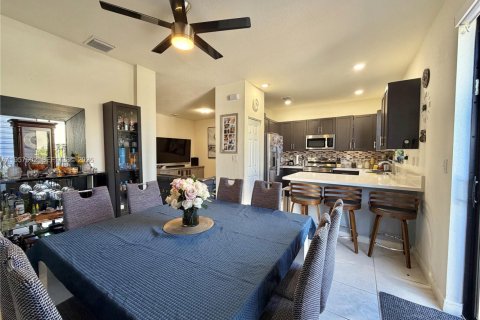 Townhouse in Hialeah, Florida 3 bedrooms, 158.68 sq.m. № 2017454 - photo 9