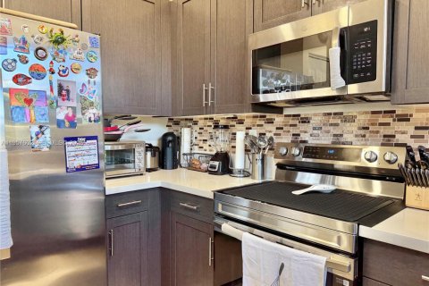 Townhouse in Hialeah, Florida 3 bedrooms, 158.68 sq.m. № 2017454 - photo 11