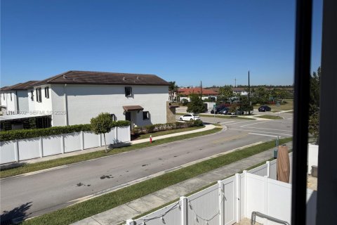 Townhouse in Hialeah, Florida 3 bedrooms, 158.68 sq.m. № 2017454 - photo 26