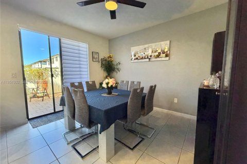 Townhouse in Hialeah, Florida 3 bedrooms, 158.68 sq.m. № 2017454 - photo 8