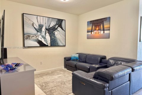 Townhouse in Hialeah, Florida 3 bedrooms, 158.68 sq.m. № 2017454 - photo 4